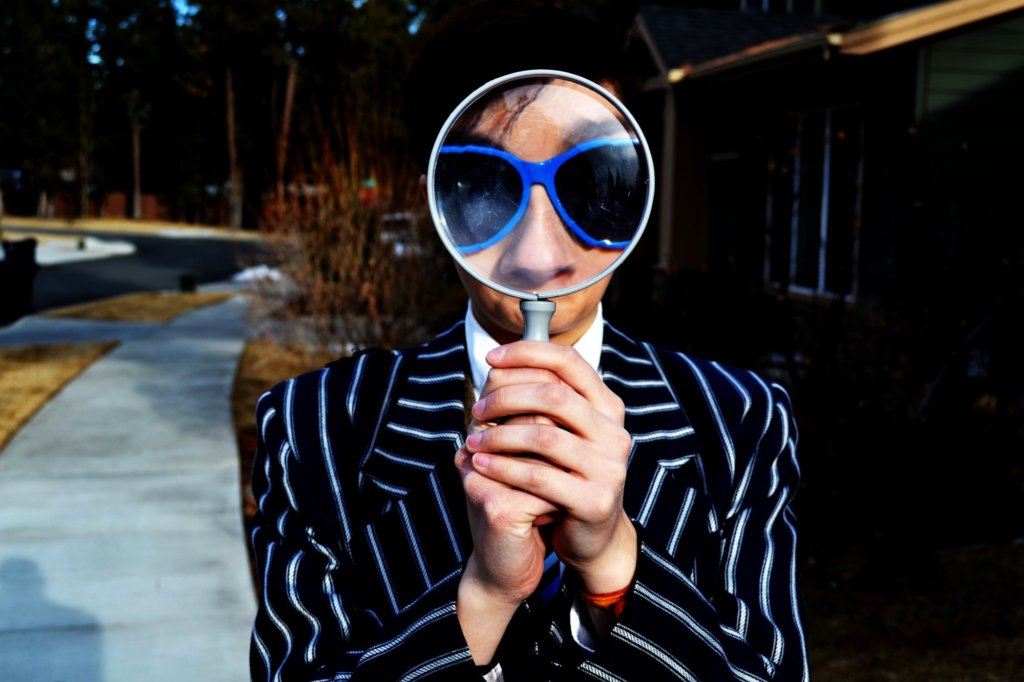 man with magnifying glass text search